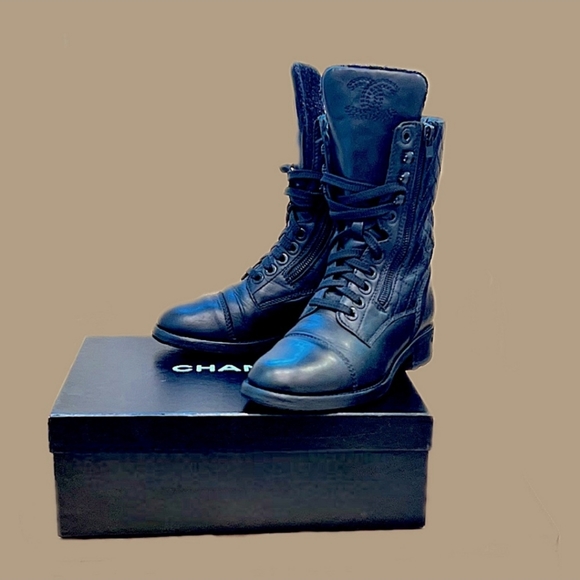 Chanel Lace Up Combat Boots, tweed accent. Black Quilted Leather - Size 37 - Picture 2 of 5